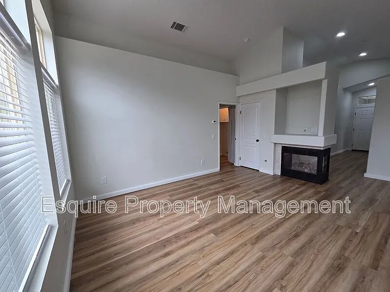4888 Ellington St — Photo 10
