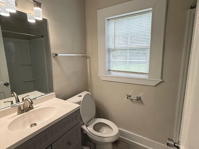206 Queens Rd — Photo 10