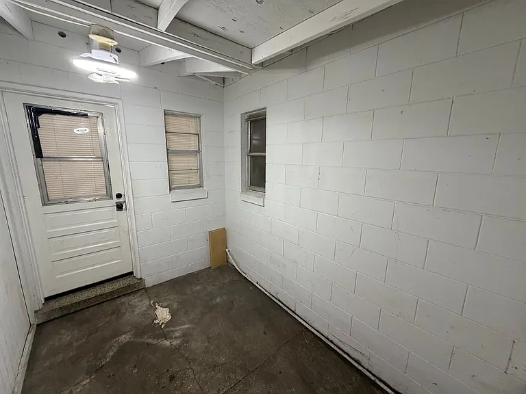 2109 S Mills Ave — Photo 11