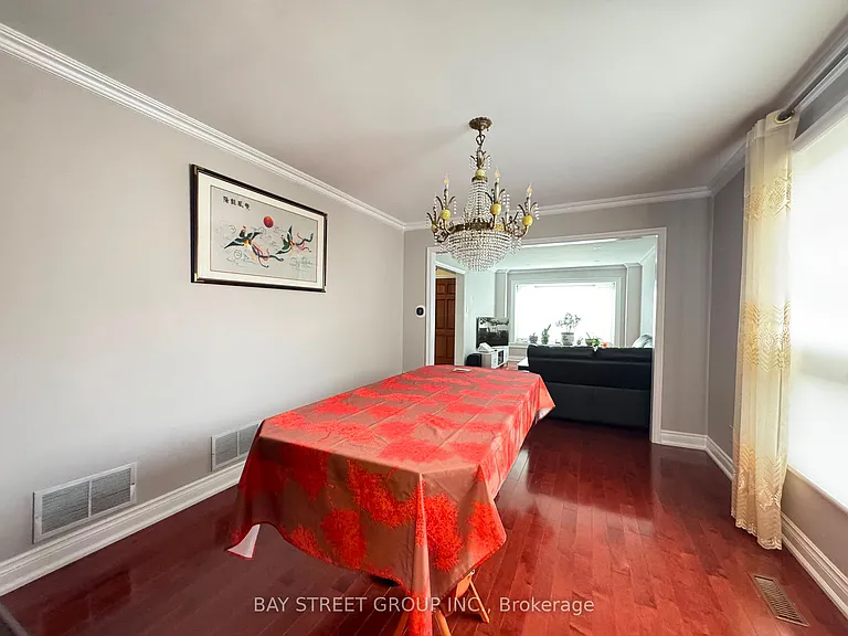 33 Northolt Cres — Photo 9