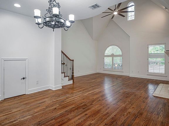 4th image of 4144 Towne Green Cir