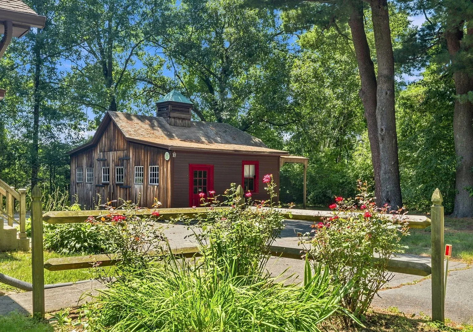 Spacious 3-Bedrooms Single Family House for Rent in Ludlow! — Photo 2
