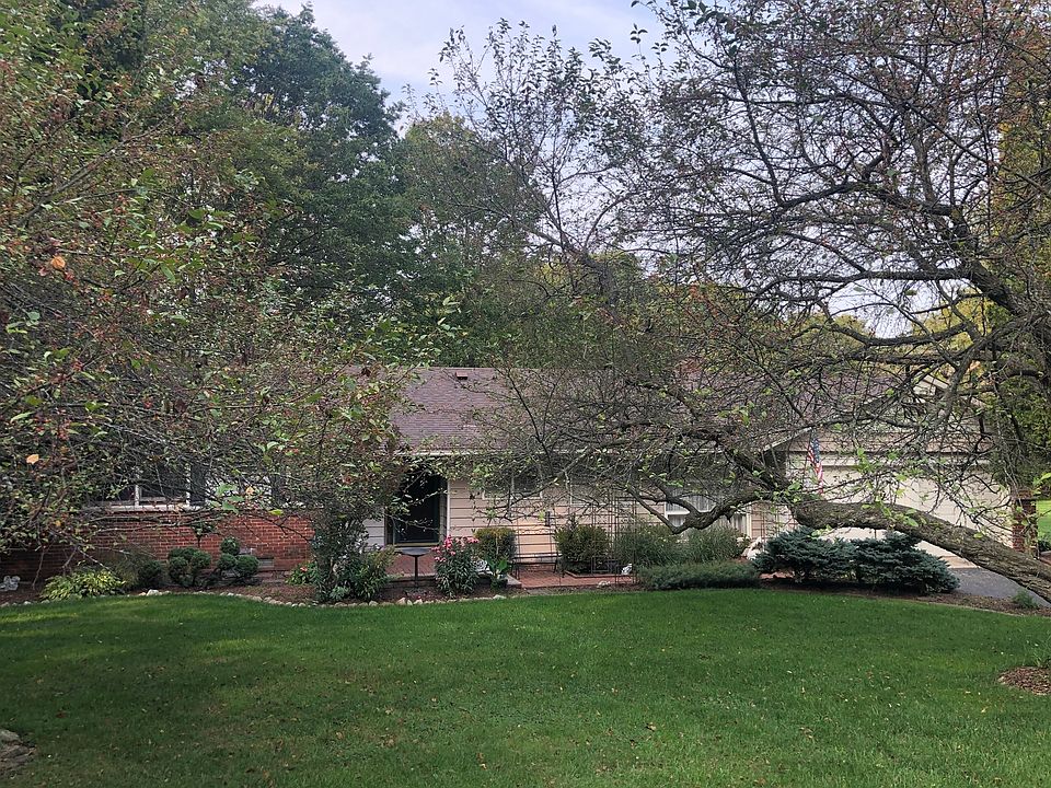 1st image of 902 Willow Ln