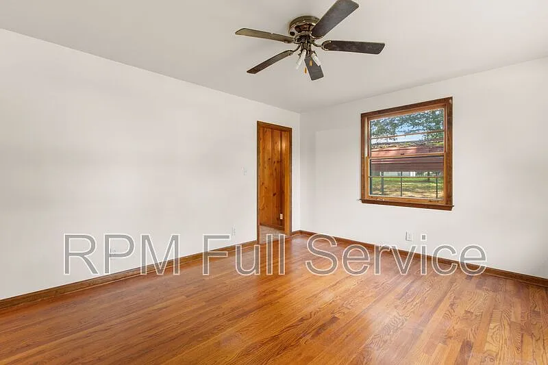 3 bed, 1.0 bath, 1040 sqft, $1,850 — Photo 2