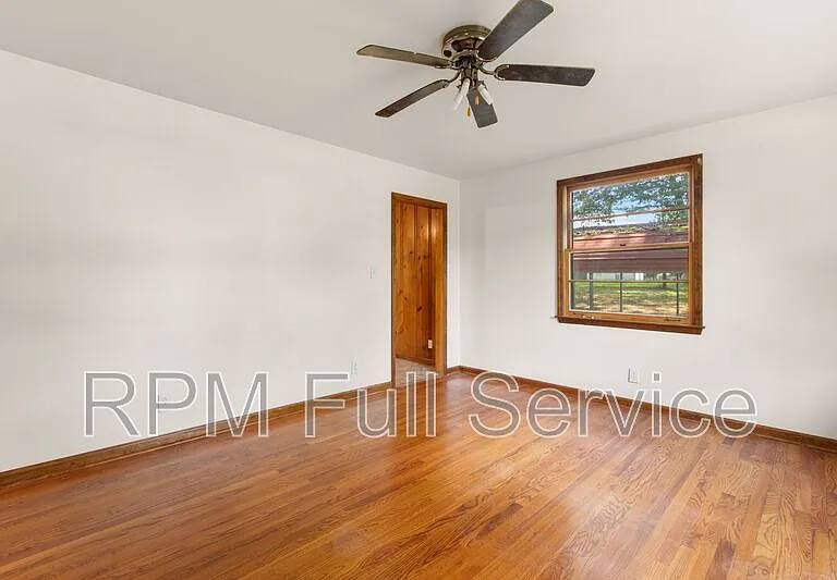 570 Carol Dr — Photo 2