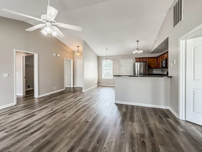 2116 Cason Trl — Photo 3