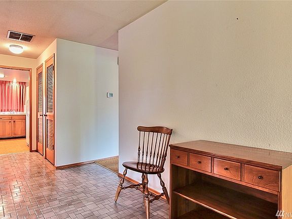 4th image of 7513 76th Ave SW