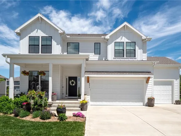 9073 Mesquite St, Shawnee, KS 66227