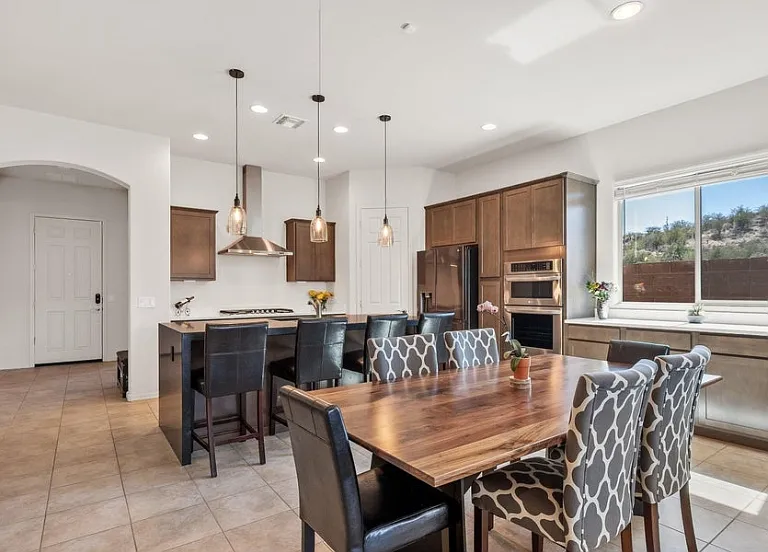 719 E Danum Valley Dr — Photo 2