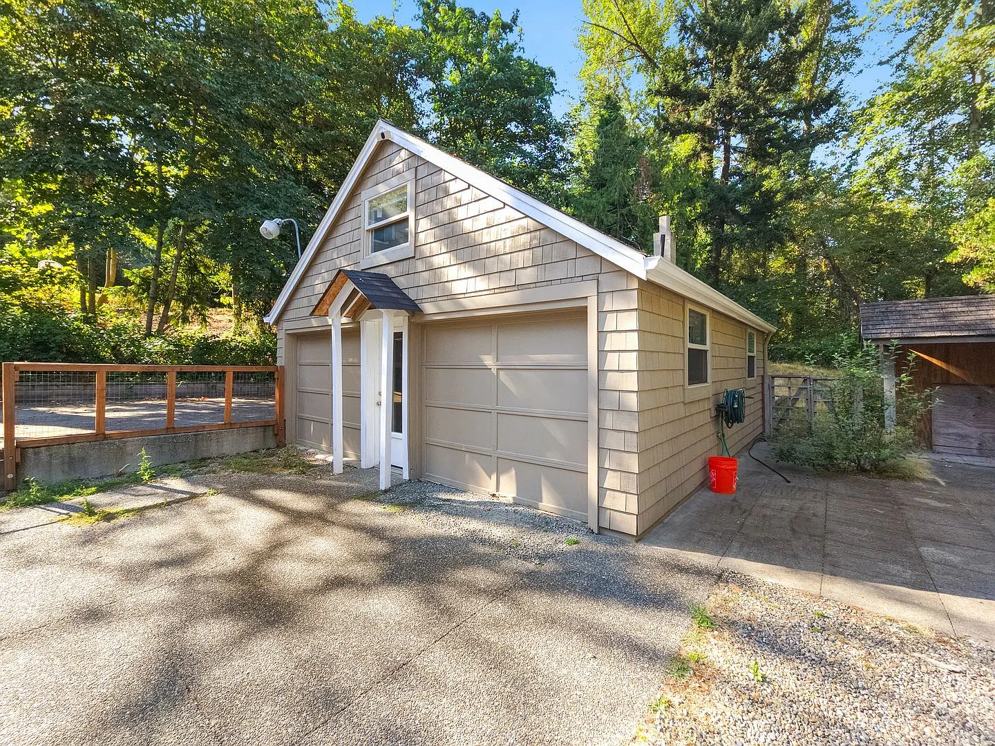 Charming Studio Near Downtown Bellevue with Washer & Dryer — Photo 2