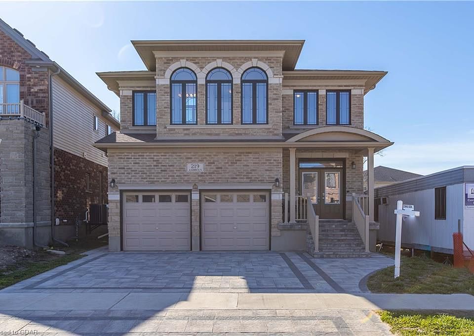 1st image of 219 Ambrous Cres