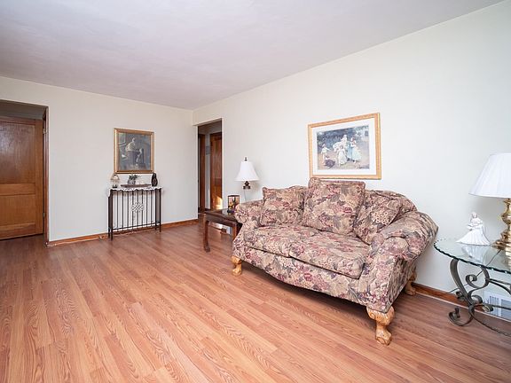 3rd image of 806 Northfield Ave