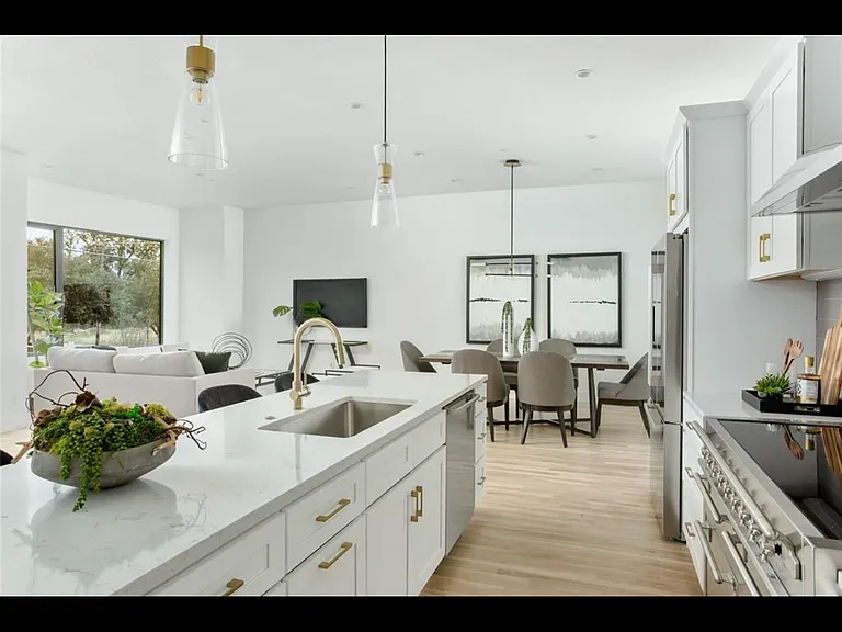 2633 Reagan St #203 — Photo 16