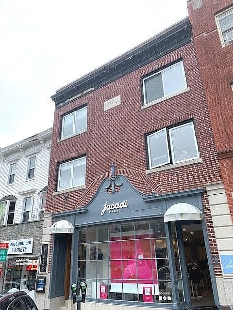 Live on Greenwich Ave in this Convenient Commuter Location!