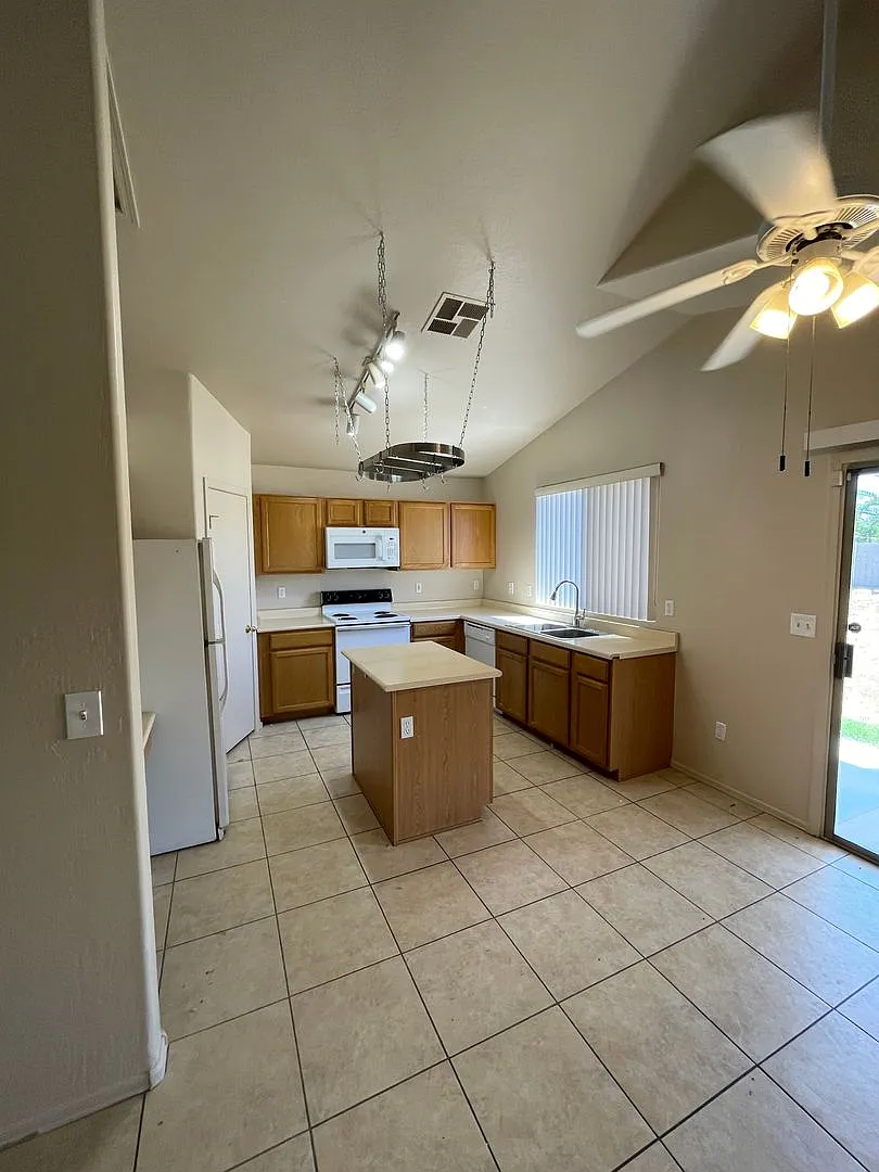 3 Bedroom - 2 story corner lot - Glendale & 99th Ave — Photo 2