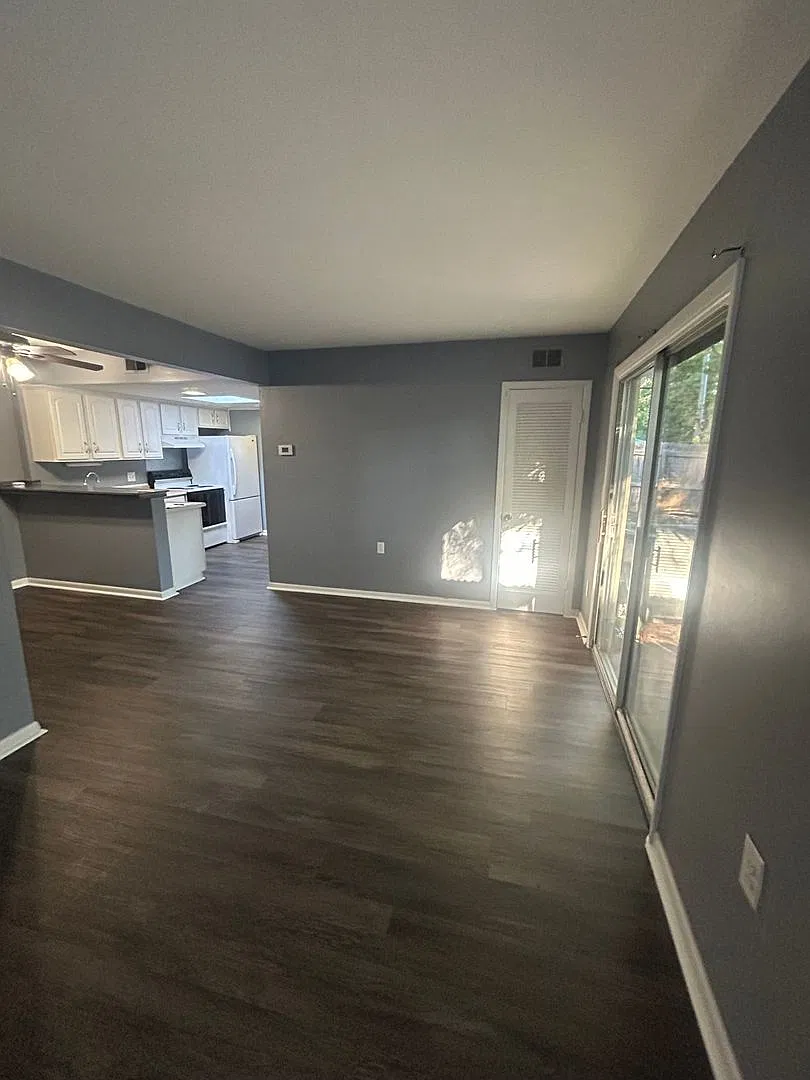 Greenville, 2BD/1BA, 860SF — Photo 2