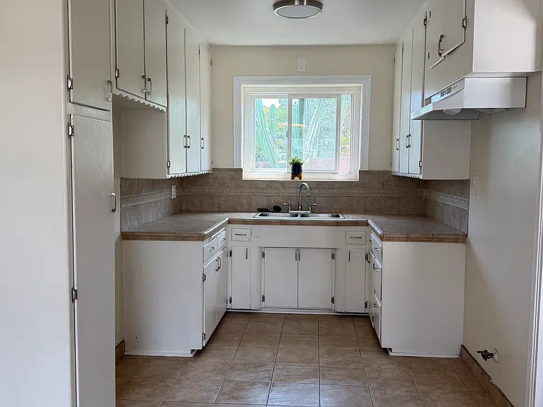 2642 Grand Ave — Photo 8