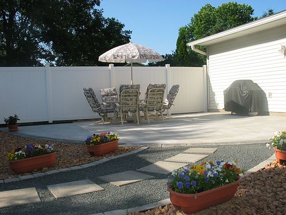 CONCRETE PATIO W/STAMPED EDGES