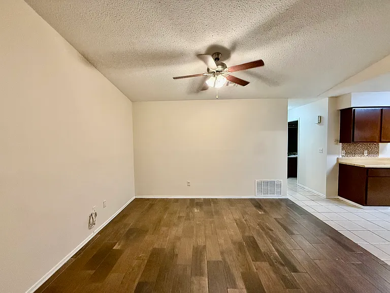 930 Century Dr — Photo 4
