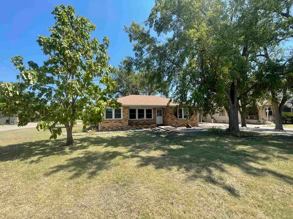 1661 N Maple St, Russell, KS 67665