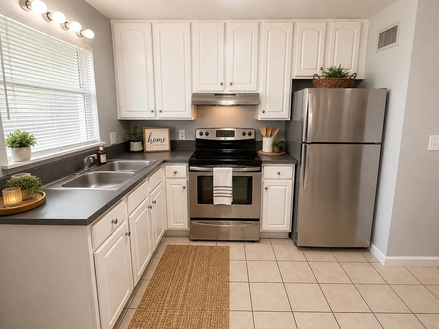 Move-In Ready 2BR First-Floor Condo Just Minutes from Jax Beach! — Photo 2