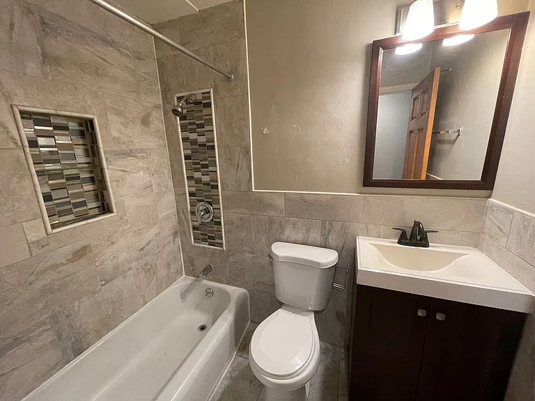 2425 N Oakland Ave — Photo 10