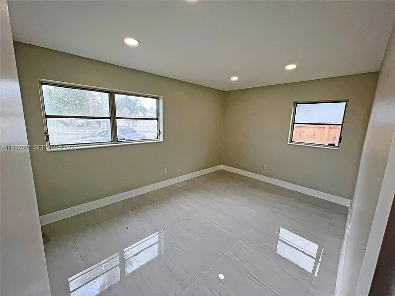 11962 SW 37th Ter — Photo 12