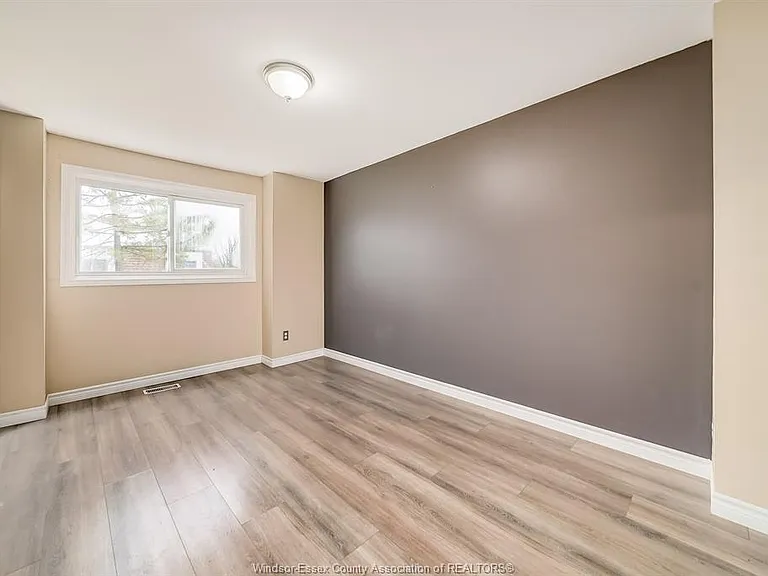 5486 Lassaline Ave — Photo 17