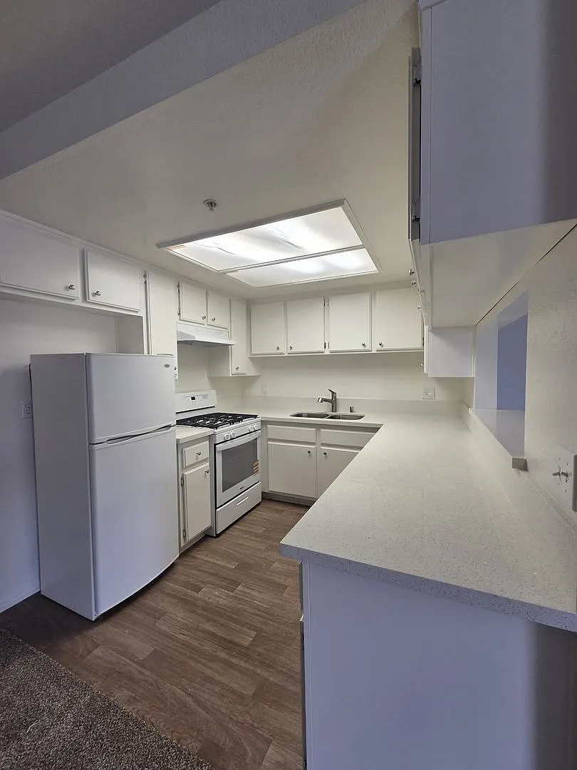 Broadway Apartments — Photo 2