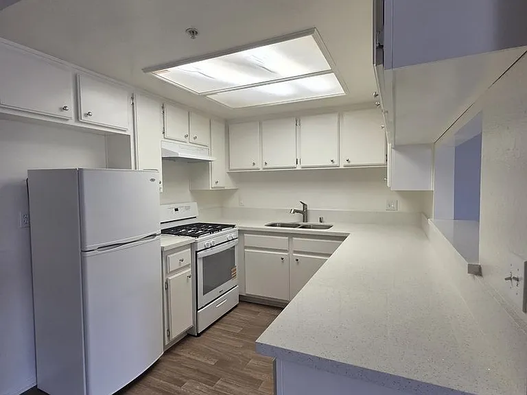 Broadway Apartments — Photo 2