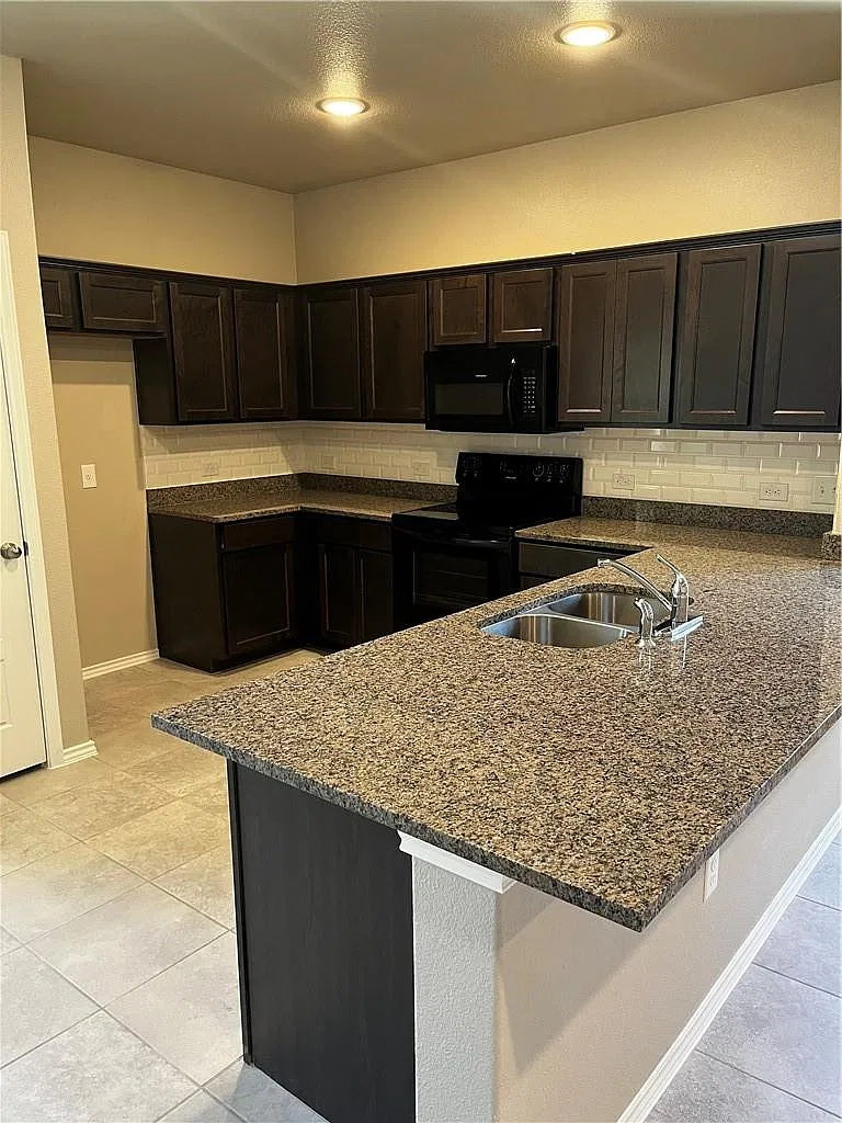 3 bed, 2.5 bath, 1450 sqft, $1,775 — Photo 3
