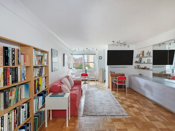 315 East 69th Street 7G image 2 of 16