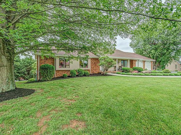 3rd image of 10 Aspen Dr