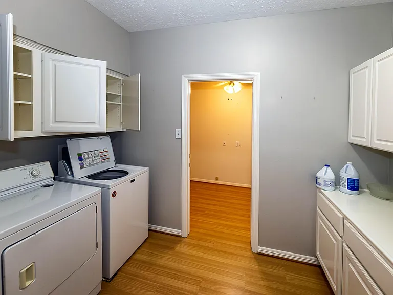 2435 Thorndon Park Ct — Photo 8