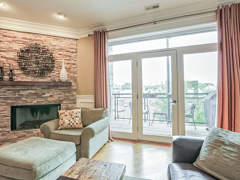 2450 W Montrose Ave #2W — Photo 5