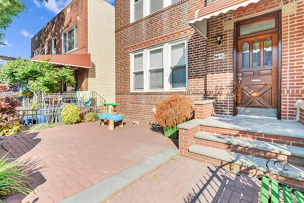 Rented by Halvatzis Realty | media 28