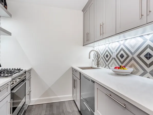 250 West 15th Street 3C image 3 of 8