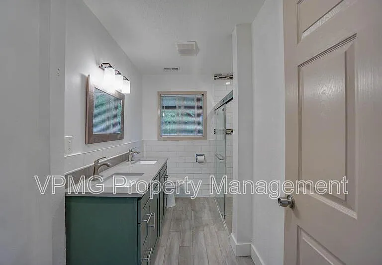 5404 NE 45th St — Photo 23