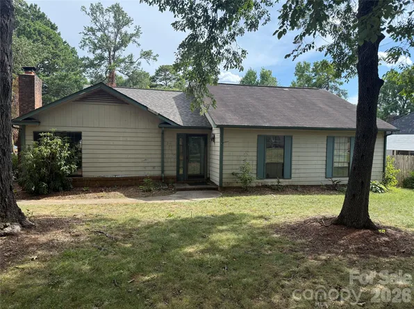 2147 Foxhunt Dr, Gastonia, NC 28054