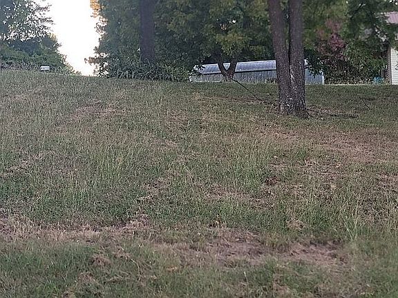 4th image of 2520 Warren Dr
