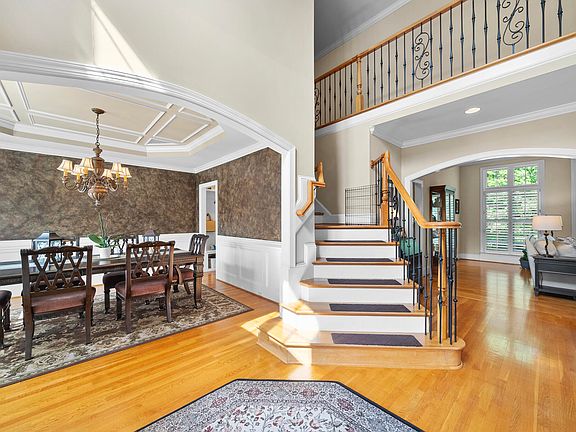 4th image of 212 Middlecrest Way