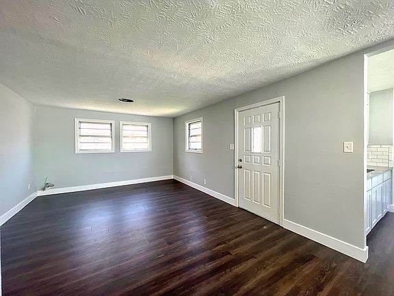 3rd image of 1025 West Dr