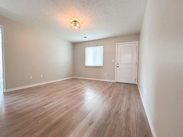 1296 Courtland Ave — Photo 3