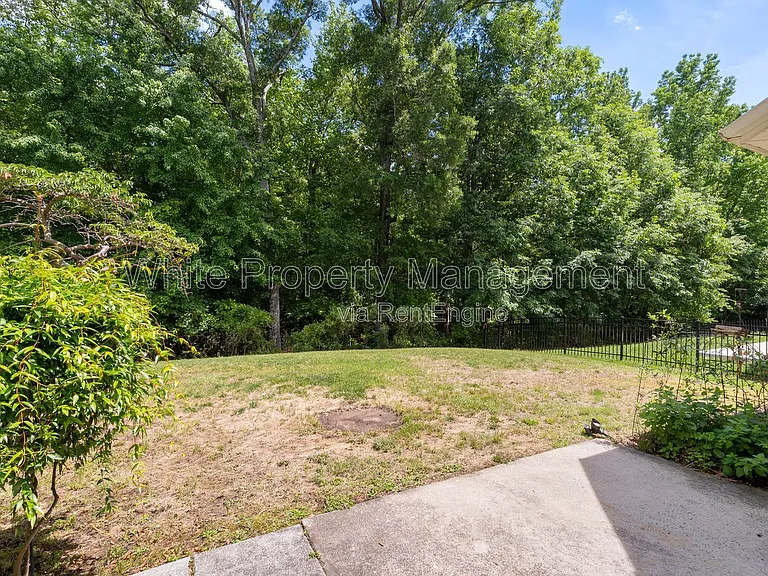 1141 Hammond Dr — Photo 33