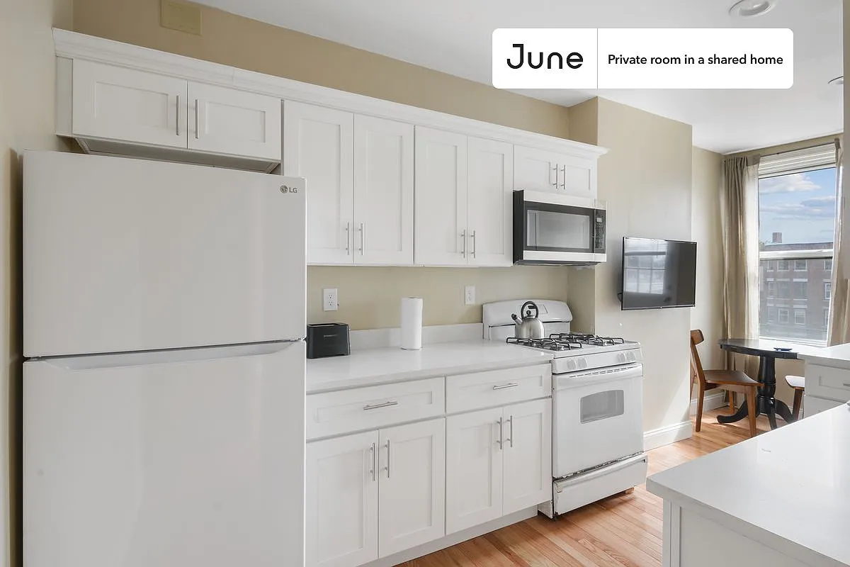 Queen bedroom in 4 bed/1 bath home in Allston #442 C — Photo 3