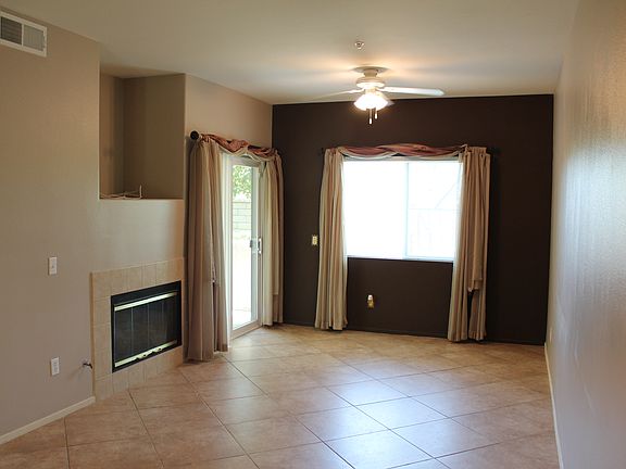 Family/living room w fireplc