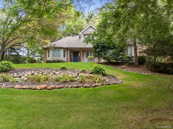 7747 Partridge Hill Dr, Brighton, MI 48116