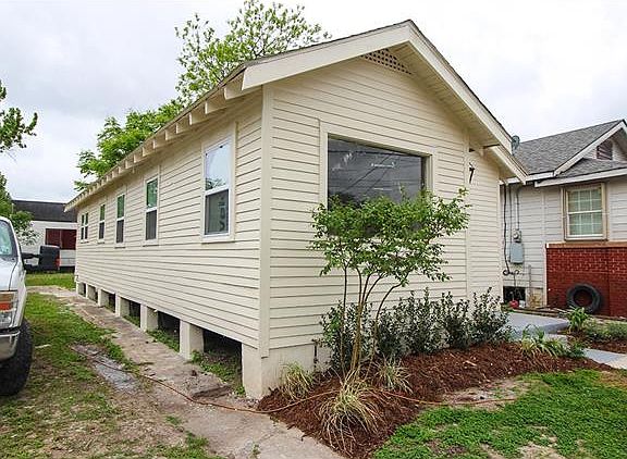3rd image of 5328 Burgundy St