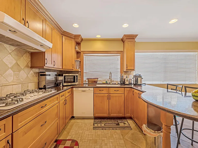 5800 Owensmouth Ave #7 — Photo 13