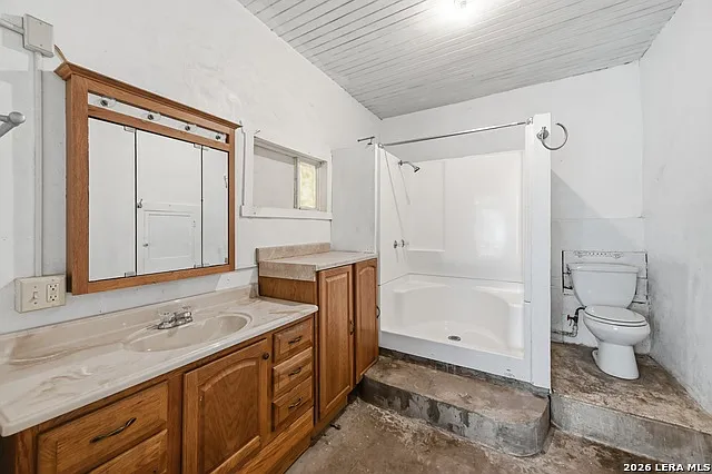 8811 FM 471 N — Photo 20
